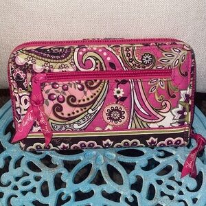 Super cute cloth Vera Bradley wallet used but excellent condition.